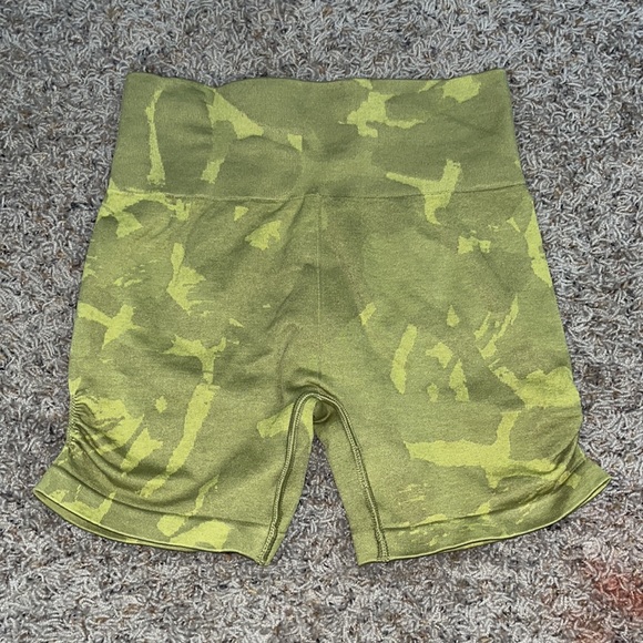Gym shark seamless shorts, in great condition no rips or tears size small, - Picture 2 of 3
